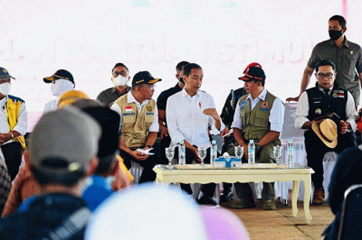 Presiden Joko Widodo meninjau rumah contoh tahan gempa di Yonif Raider 300, Kecamatan Karangtengah, Kabupaten Cianjur, Jawa Barat, Kamis (8/12/2022).