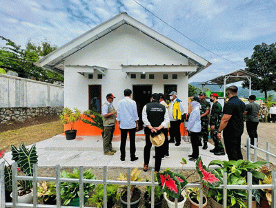 Presiden Joko Widodo meninjau rumah contoh tahan gempa di Yonif Raider 300, Kecamatan Karangtengah, Kabupaten Cianjur, Jawa Barat, Kamis (8/12/2022).