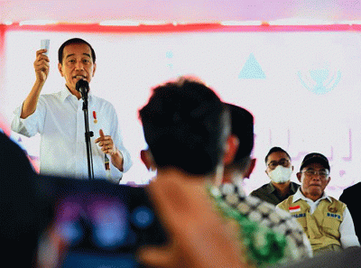 Presiden Joko Widodo meninjau rumah contoh tahan gempa di Yonif Raider 300, Kecamatan Karangtengah, Kabupaten Cianjur, Jawa Barat, Kamis (8/12/2022).