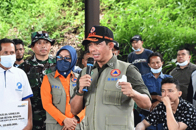 Kepala BNPB Letjen TNI Suharyanto menyerahkan bantuan Dana Stimulan kepada warga Desa Nagrak, Kecamatan Cianjur, yang terdampak gempa bumi M 5,6 Cianjur.