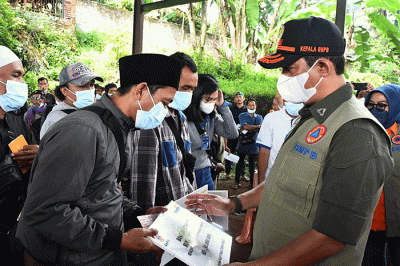 Kepala BNPB Letjen TNI Suharyanto menyerahkan bantuan Dana Stimulan kepada warga Desa Nagrak, Kecamatan Cianjur, yang terdampak gempa bumi M 5,6 Cianjur.