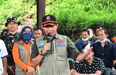 Kepala BNPB Letjen TNI Suharyanto menyerahkan bantuan Dana Stimulan kepada warga Desa Nagrak, Kecamatan Cianjur, yang terdampak gempa bumi M 5,6 Cianjur.