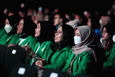 Sejumlah mahasiswa dari berbagai universitas di Jakarta menghadiri malam pengumuman pemenang Wirausaha Muda Mandiri (WMM) 2022 di Ritz Carlton.