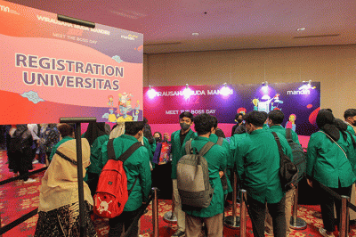 Sejumlah mahasiswa dari berbagai universitas di Jakarta menghadiri malam pengumuman pemenang Wirausaha Muda Mandiri (WMM) 2022 di Ritz Carlton.