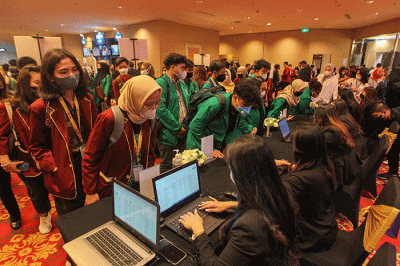 Sejumlah mahasiswa dari berbagai universitas di Jakarta menghadiri malam pengumuman pemenang Wirausaha Muda Mandiri (WMM) 2022 di Ritz Carlton.