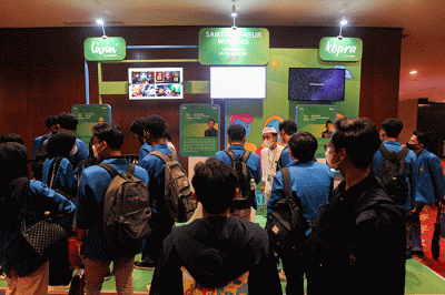 Sejumlah mahasiswa dari berbagai universitas di Jakarta menghadiri malam pengumuman pemenang Wirausaha Muda Mandiri (WMM) 2022 di Ritz Carlton.