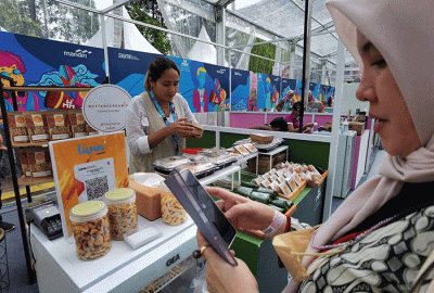 Pengunjung saat melihat stand mitra binaan terbaik Bank Mandiri di Gelaran Wirausaha Muda Mandiri (WMM) 2022.