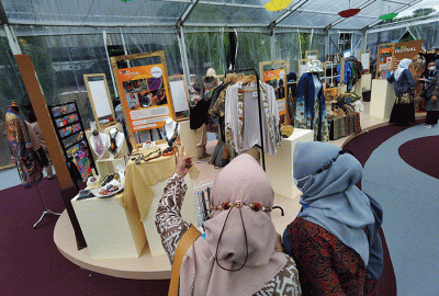 Pengunjung saat melihat stand mitra binaan terbaik Bank Mandiri di Gelaran Wirausaha Muda Mandiri (WMM) 2022.