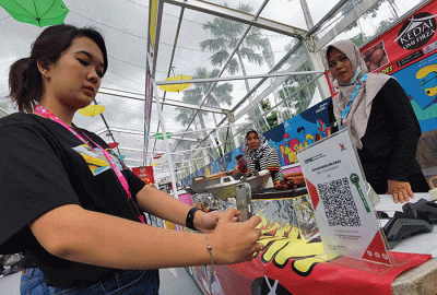 Pengunjung saat melihat stand mitra binaan terbaik Bank Mandiri di Gelaran Wirausaha Muda Mandiri (WMM) 2022.