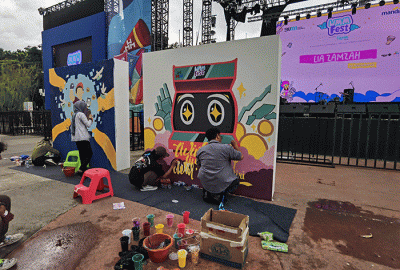 Peserta saat mengikuti Mural performance dalam event Wirausaha Muda Mandiri atau WMM Fest 2022 di Plaza Barat Senayan, Jakarta, Jumat (9/12/2022).