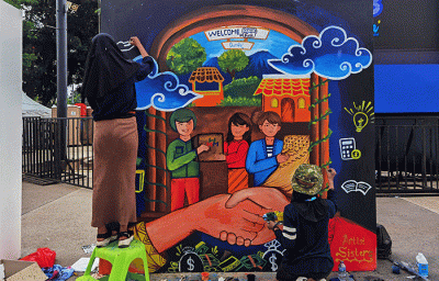 Peserta saat mengikuti Mural performance dalam event Wirausaha Muda Mandiri atau WMM Fest 2022 di Plaza Barat Senayan, Jakarta, Jumat (9/12/2022).