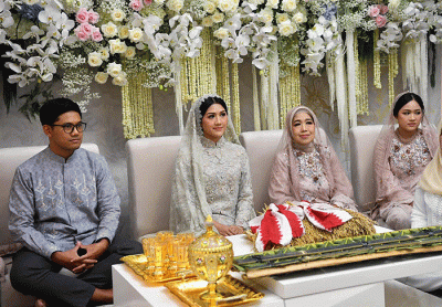 Tampak calon mempelai wanita, Erina Gudono, duduk diapit oleh sang ibu Sofiatun Gudono dan kakaknya Allen Gudono.