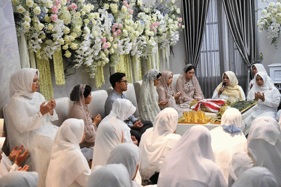 Tampak calon mempelai wanita, Erina Gudono, duduk diapit oleh sang ibu Sofiatun Gudono dan kakaknya Allen Gudono.