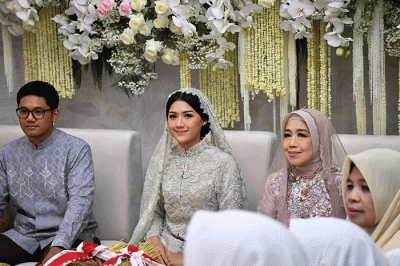 Tampak calon mempelai wanita, Erina Gudono, duduk diapit oleh sang ibu Sofiatun Gudono dan kakaknya Allen Gudono.