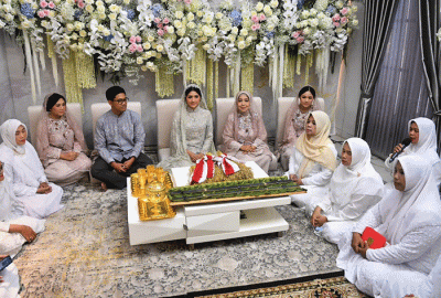 Tampak calon mempelai wanita, Erina Gudono, duduk diapit oleh sang ibu Sofiatun Gudono dan kakaknya Allen Gudono.