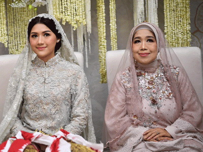Tampak calon mempelai wanita, Erina Gudono, duduk diapit oleh sang ibu Sofiatun Gudono dan kakaknya Allen Gudono.