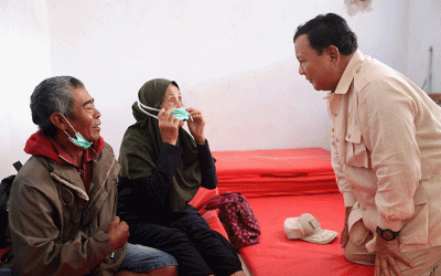 Menteri Pertahanan Prabowo Subianto mengunjungi masyarakat terdampak erupsi Gunung Semeru di posko pengungsian SMP 2, Pronojiwo, Lumajang, Kamis (8/12/2022).