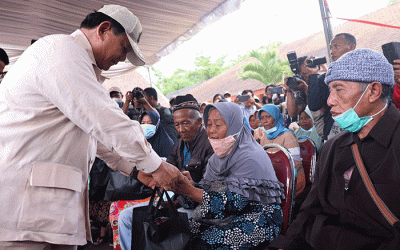Menteri Pertahanan Prabowo Subianto mengunjungi masyarakat terdampak erupsi Gunung Semeru di posko pengungsian SMP 2, Pronojiwo, Lumajang, Kamis (8/12/2022).