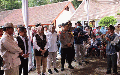 Menteri Pertahanan Prabowo Subianto mengunjungi masyarakat terdampak erupsi Gunung Semeru di posko pengungsian SMP 2, Pronojiwo, Lumajang, Kamis (8/12/2022).