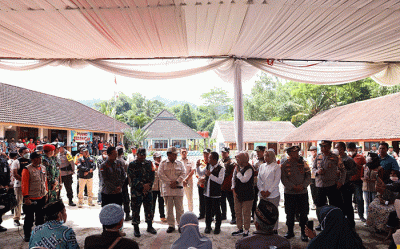 Menteri Pertahanan Prabowo Subianto mengunjungi masyarakat terdampak erupsi Gunung Semeru di posko pengungsian SMP 2, Pronojiwo, Lumajang, Kamis (8/12/2022).