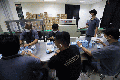 Pekerja menyusun barang e-liquid Vape di PT Indo Emkay Abadi Pergudangan Taman Tekno BSD, Tangerang Selatan, Kamis (8/12/2022).