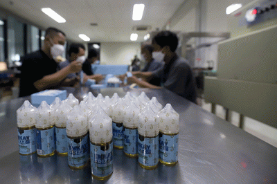 Pekerja menyusun barang e-liquid Vape di PT Indo Emkay Abadi Pergudangan Taman Tekno BSD, Tangerang Selatan, Kamis (8/12/2022).