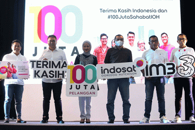 Seremoni pencapaian 100 juta pelanggan di kantor IOH regional Surabaya, Jawa Timur, Jumat (9/12/2022).