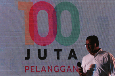 Seremoni pencapaian 100 juta pelanggan di kantor IOH regional Surabaya, Jawa Timur, Jumat (9/12/2022).