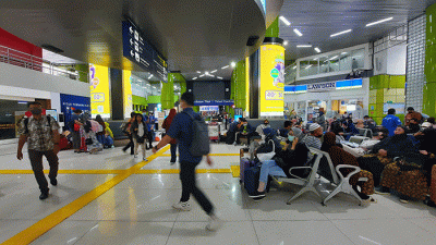 Calon penumpang menunggu jadwal keberangkatan di Stasiun Gambir, Jakarta Pusat, Sabtu (10/12/2022).