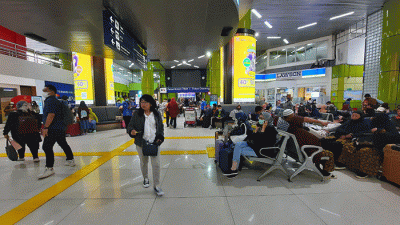 Calon penumpang menunggu jadwal keberangkatan di Stasiun Gambir, Jakarta Pusat, Sabtu (10/12/2022).