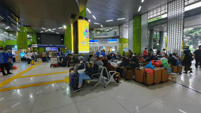 Calon penumpang menunggu jadwal keberangkatan di Stasiun Gambir, Jakarta Pusat, Sabtu (10/12/2022).