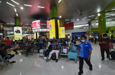 Calon penumpang menunggu jadwal keberangkatan di Stasiun Gambir, Jakarta Pusat, Sabtu (10/12/2022).