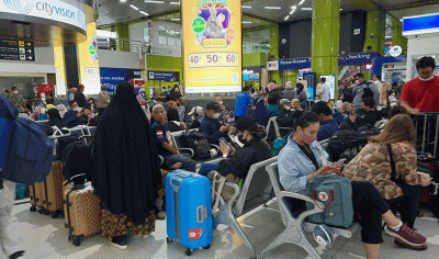 Calon penumpang menunggu jadwal keberangkatan di Stasiun Gambir, Jakarta Pusat, Sabtu (10/12/2022).
