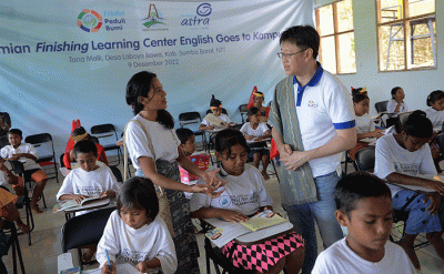 President Director Asuransi Astra, Rudy Chen memberikan latihan pengelolaan keuangan dan risiko kepada para pelaku Usaha Mikro Kecil dan Menengah (UMKM).