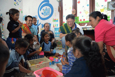 President Director Asuransi Astra, Rudy Chen memberikan latihan pengelolaan keuangan dan risiko kepada para pelaku Usaha Mikro Kecil dan Menengah (UMKM).