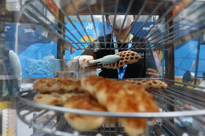 Pengunjung memesan menu makanan di Loffee Croffle & Coffe di pameran Wirausaha Muda Mandiri (WMM) Fest 2022 di Plaza Barat Senayan, Jakarta, Sabtu (10/12/2022).