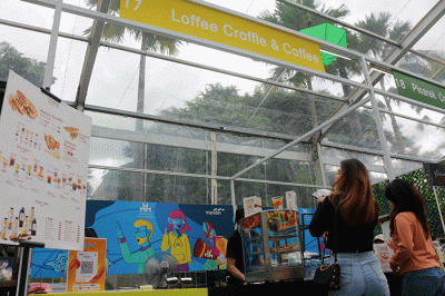Pengunjung memesan menu makanan di Loffee Croffle & Coffe di pameran Wirausaha Muda Mandiri (WMM) Fest 2022 di Plaza Barat Senayan, Jakarta, Sabtu (10/12/2022).
