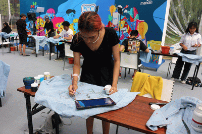 Suasana lomba menggambar mudah (fashion Doodle Art Competition) di Wirausaha Muda Mandiri (WMM) Fest 2022 di Plaza Barat, Senayan, Jakarta, Sabtu (10/12/2022).