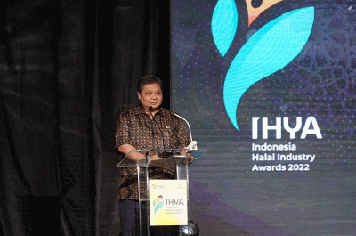 Menteri Koordinator Bidang Perekonomian Airlangga Hartarto saat menyampaikan sambutannya pada acara Indonesia Halal Industry Award (IHYA) 2022.