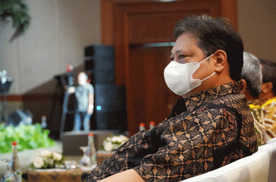 Menteri Koordinator Bidang Perekonomian Airlangga Hartarto saat menyampaikan sambutannya pada acara Indonesia Halal Industry Award (IHYA) 2022.