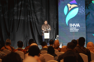 Menteri Koordinator Bidang Perekonomian Airlangga Hartarto saat menyampaikan sambutannya pada acara Indonesia Halal Industry Award (IHYA) 2022.