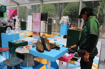 Suasana stan pameran yang digelar dalam pameran Wirausaha Muda Mandiri (WMM) Fest 2022 di Plaza Barat Senayan Jakarta, Sabtu (10/12/2022).