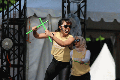 Warga mengikuti senam di Plaza Barat, Senayan dalam rangka acara WMM Fest 2022 di Jakarta, Sabtu (10/12/2022).