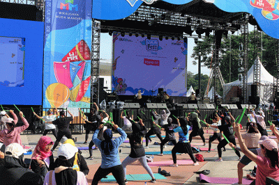 Warga mengikuti senam di Plaza Barat, Senayan dalam rangka acara WMM Fest 2022 di Jakarta, Sabtu (10/12/2022).