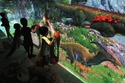 Pengunjung merasakan sensasi dalam wahana Dino Xscape di Lippo Mall Kemang, Jakarta, Jumat (9/12/2022).