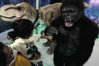 Pengunjung merasakan sensasi dalam wahana Dino Xscape di Lippo Mall Kemang, Jakarta, Jumat (9/12/2022).
