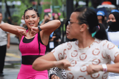 Pengunjung antusias mengikuti sesi zumba bersama Denada di perhelatan Wirausaha Muda Mandiri (WMM) Fest 2022,  di Plaza Barat Senayan.