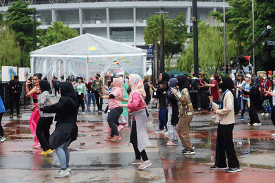 Pengunjung antusias mengikuti sesi zumba bersama Denada di perhelatan Wirausaha Muda Mandiri (WMM) Fest 2022,  di Plaza Barat Senayan.