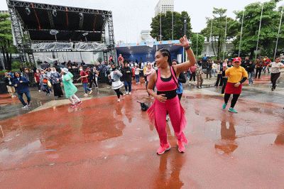 Pengunjung antusias mengikuti sesi zumba bersama Denada di perhelatan Wirausaha Muda Mandiri (WMM) Fest 2022,  di Plaza Barat Senayan.