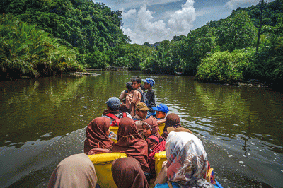 Sejumlah anak sekolah dan warga menumpangi perahu listrik di kawasan Desa Salenrang, Kabupaten Maros, Sabtu (10/12/2022).